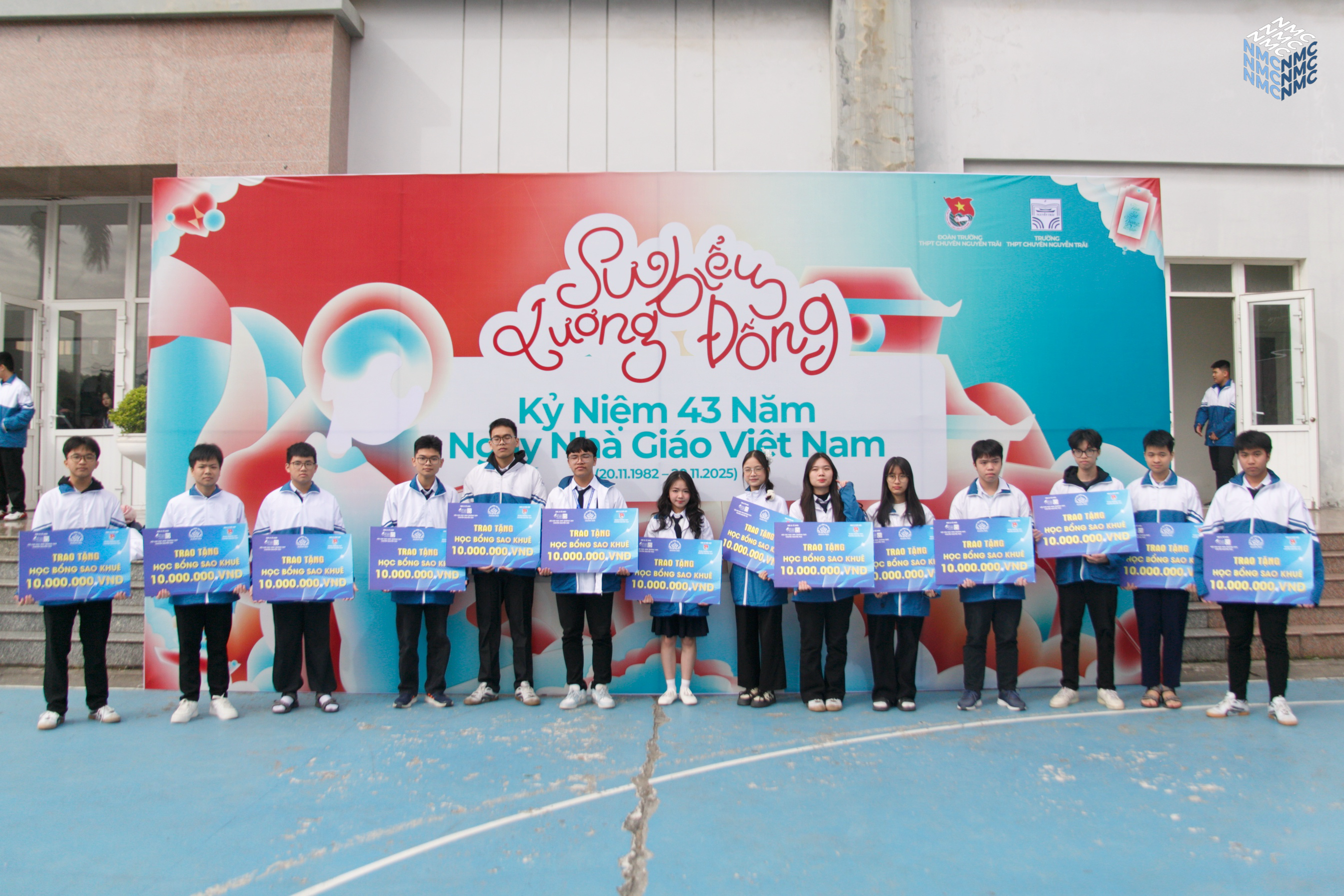 Hội Cựu Học Sinh trao Học bổng Sao Khuê cho học sinh nỗ lực vươn lên nhân dịp 20/11